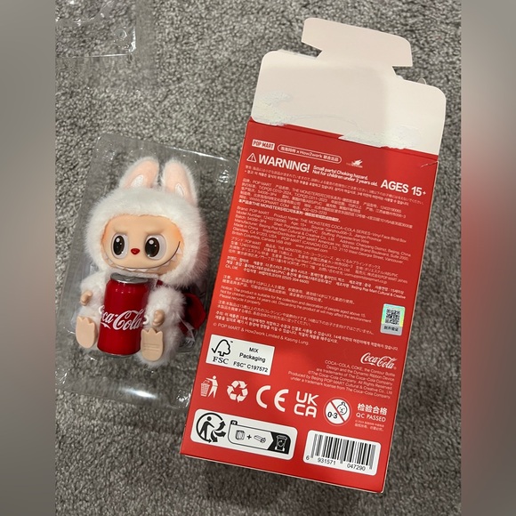 POP MART: THE MONSTERS Coca-Cola Vinyl Face Happy Factor - Picture 2 of 6